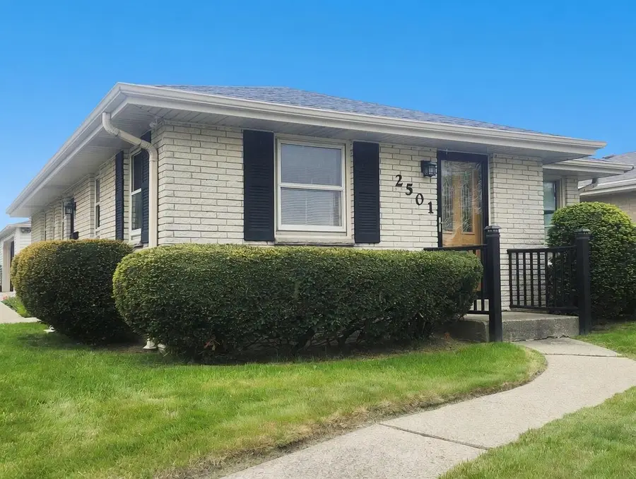 2501 W Layton AVENUE, Milwaukee, WI 53221 - #3