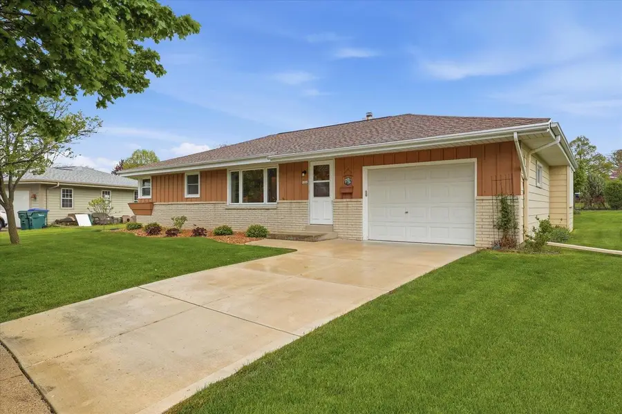 5302 Lakeview DRIVE, Greendale, WI 53129 - #2