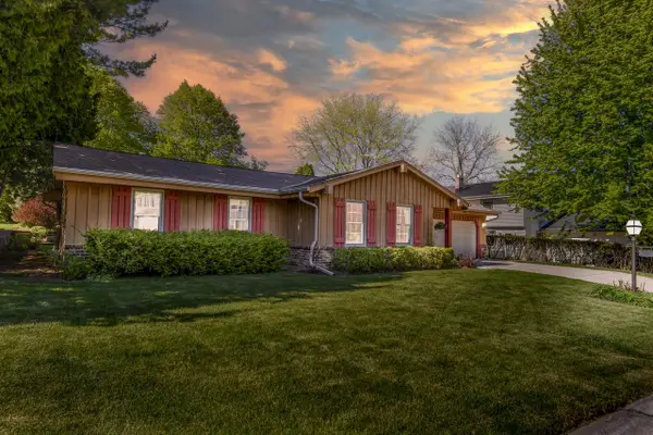 2204 Hunting Ridge ROAD, Waukesha, WI 53188