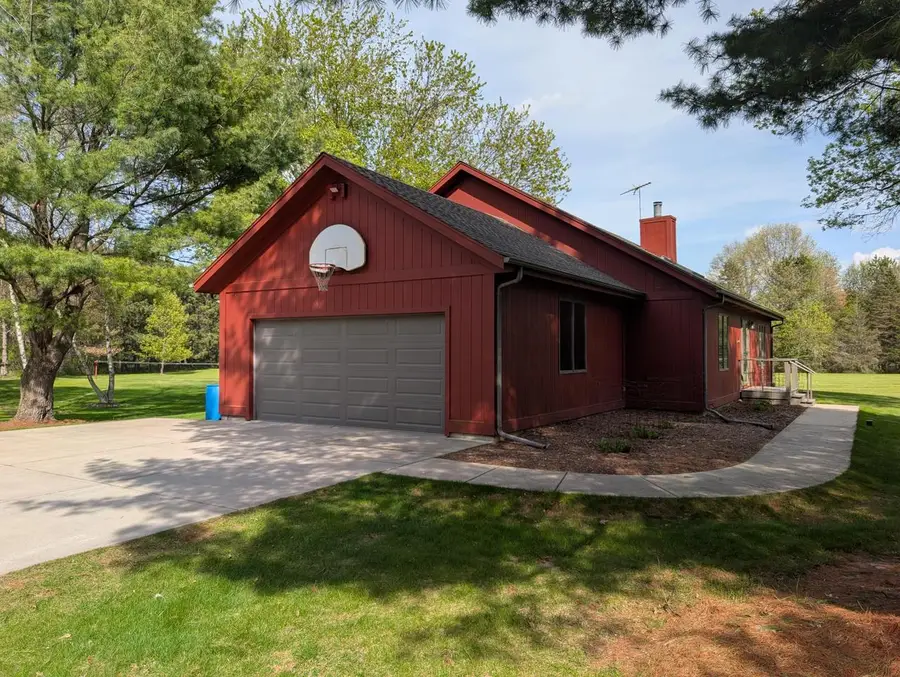 S48W34444 Rue Chantilly, Dousman, WI 53118 - #2