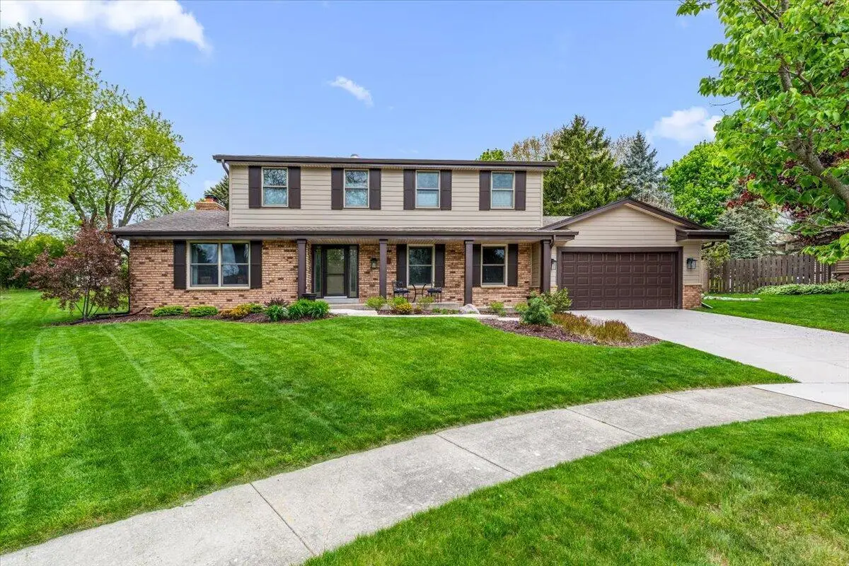 800 Sweetbriar COURT, Waukesha, WI 53186 - #1
