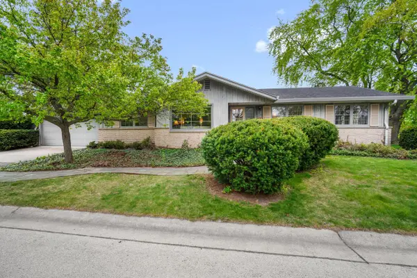 321 W Birch AVENUE, Glendale, WI 53217