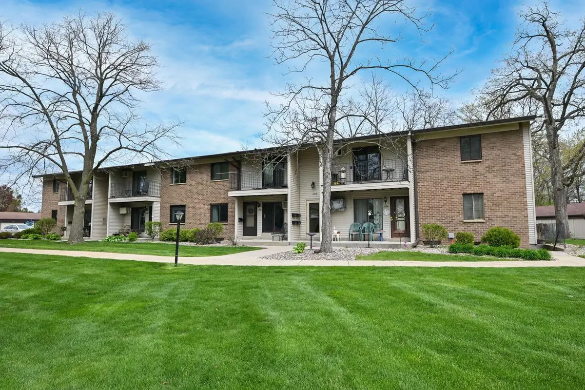1684 S Carriage LANE #D, New Berlin, WI 53151 - #1
