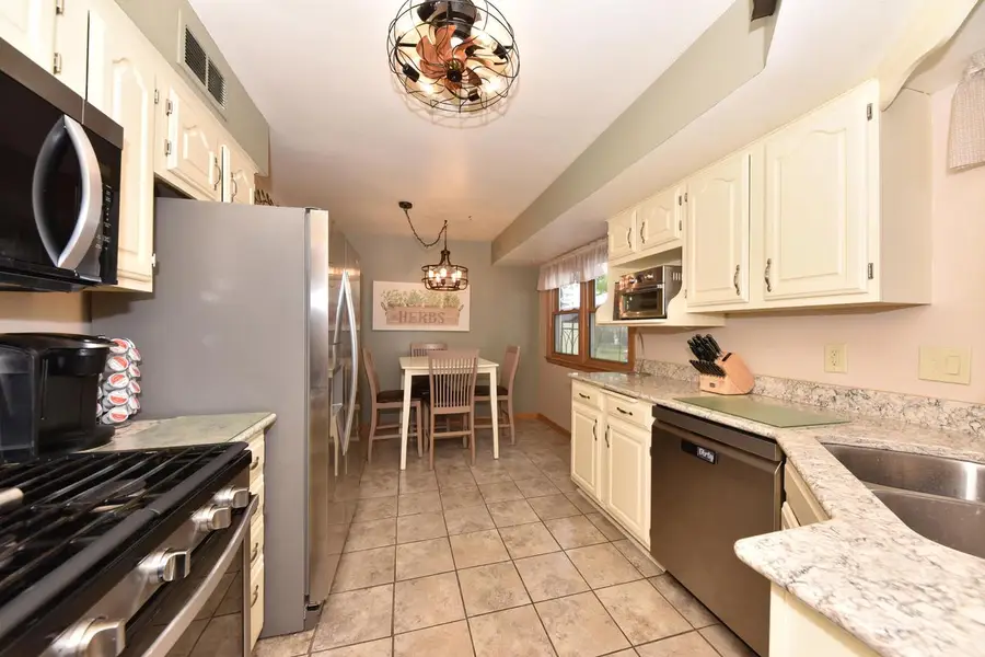 3658 S Sunset DRIVE, Milwaukee, WI 53220 - #3