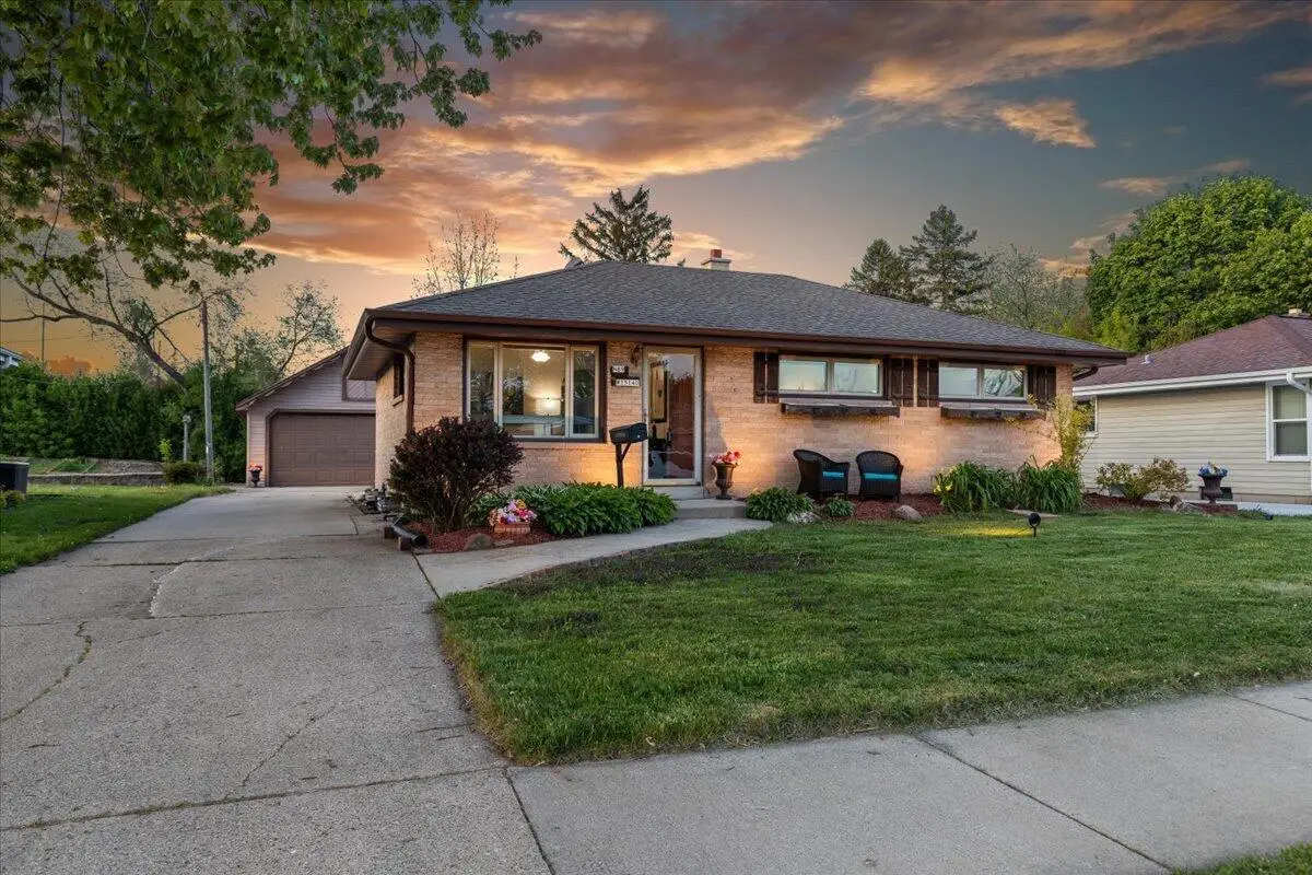 N89W15140 Jefferson AVENUE, Menomonee Falls, WI 53051 - #1