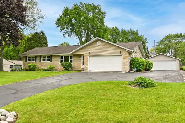 N51W16225 Fair Oak PARKWAY, Menomonee Falls, WI 53051
