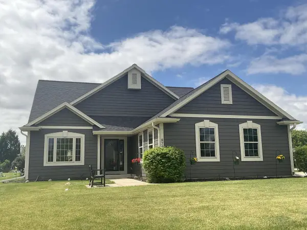 8791 S Clover CIRCLE, Oak Creek, WI 53154