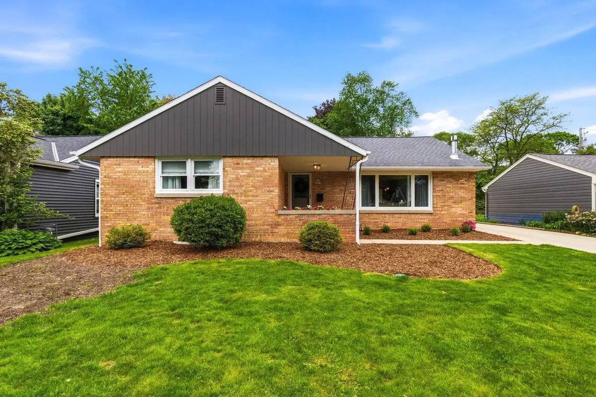 W62N321 Hanover AVENUE, Cedarburg, WI 53012 - #1
