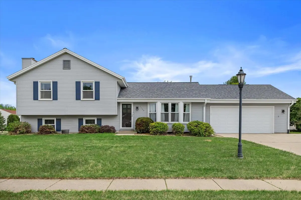 1128 Lake Park DRIVE, Pewaukee, WI 53072 - #1