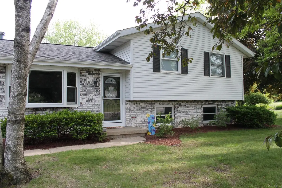 909 Country LANE, Watertown, WI 53098 - #1
