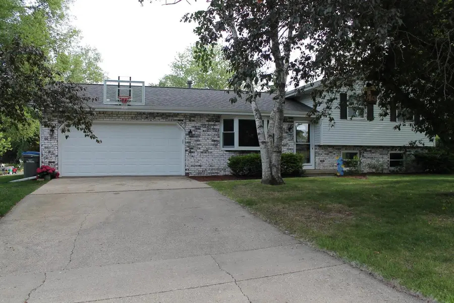 909 Country LANE, Watertown, WI 53098 - #2