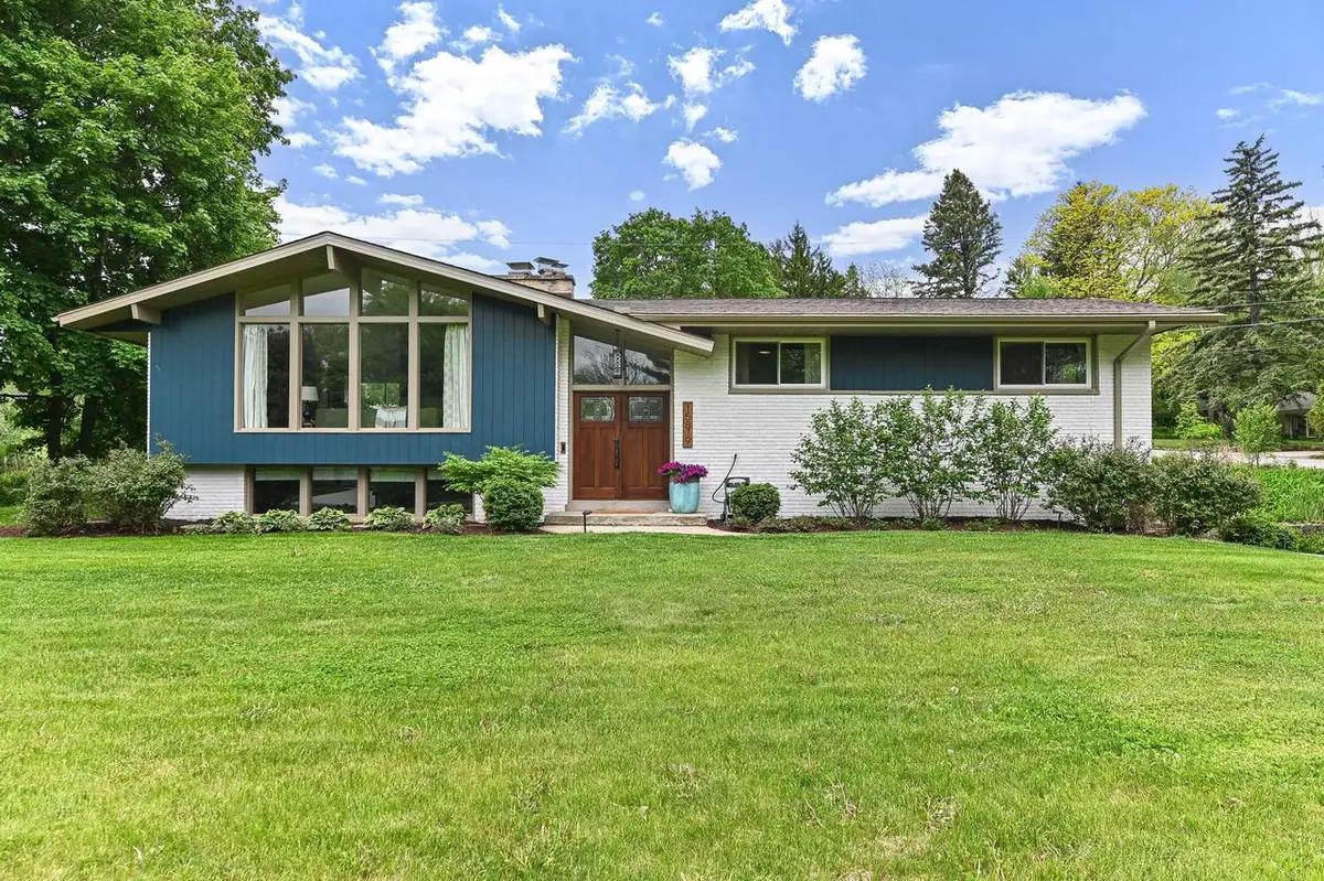 N63W15819 Claremore CIRCLE, Menomonee Falls, WI 53051 - #1
