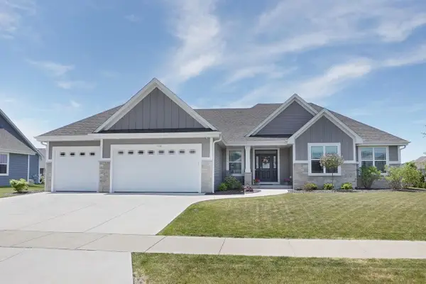1534 Fay LANE, Oconomowoc, WI 53066