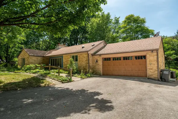 W276N1875 Spring Creek DRIVE, Pewaukee, WI 53072