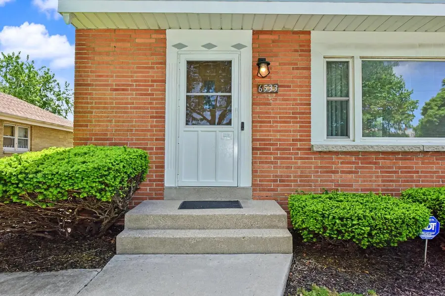 6533 W Medford AVENUE, Milwaukee, WI 53218 - #2