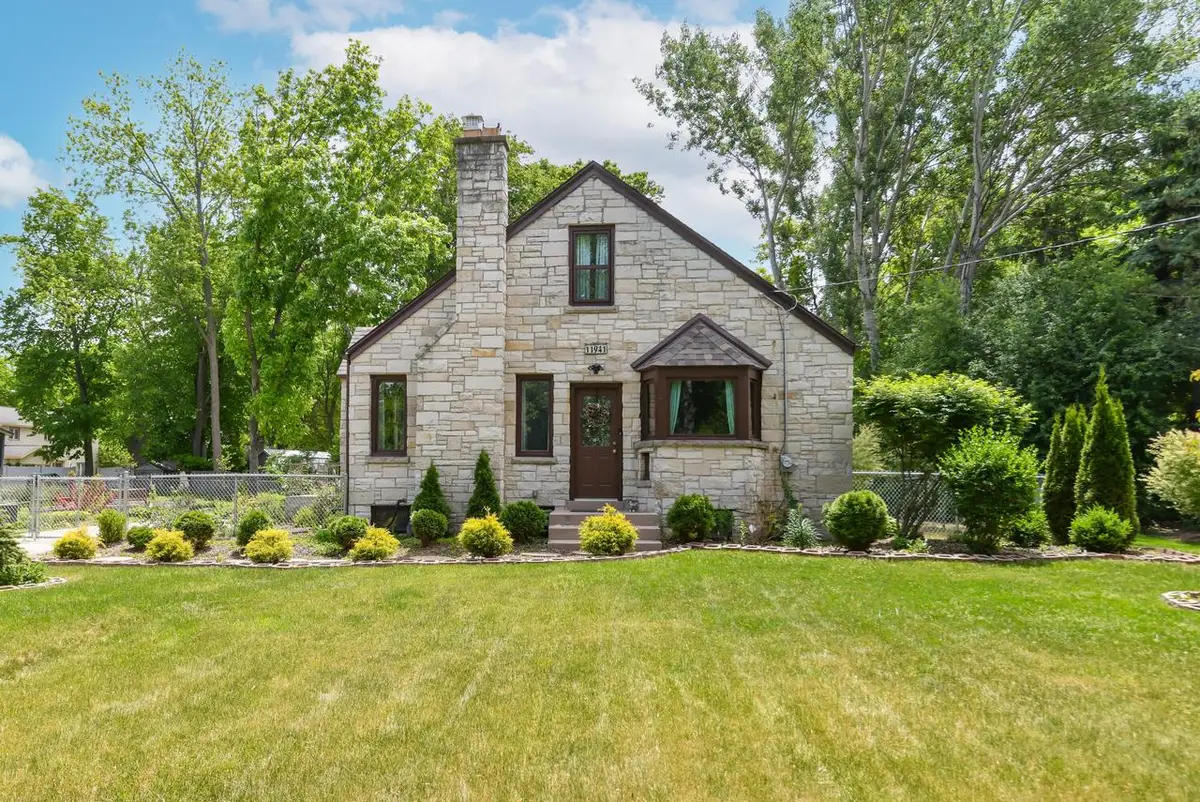 11941 W Howard AVENUE, Greenfield, WI 53228 - #1
