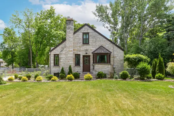 11941 W Howard AVENUE, Greenfield, WI 53228