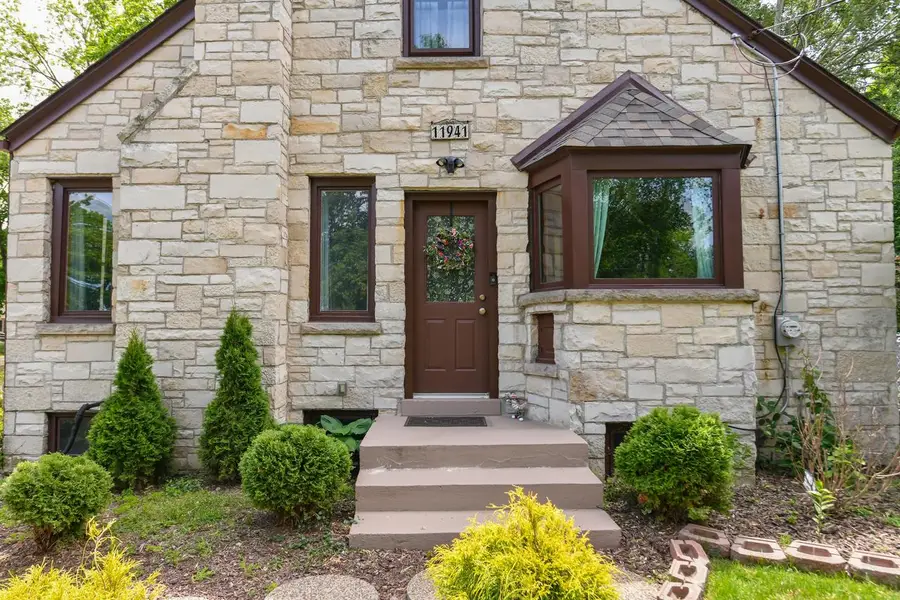 11941 W Howard AVENUE, Greenfield, WI 53228 - #2