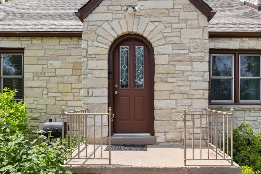 11941 W Howard AVENUE, Greenfield, WI 53228 - #3