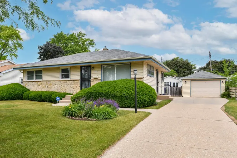 8100 W Lynmar TERRACE, Milwaukee, WI 53222 - #3