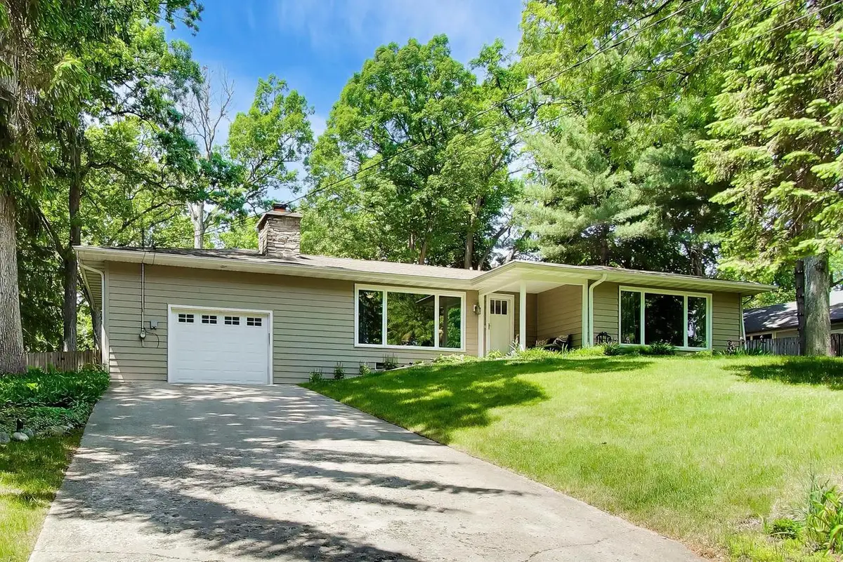 1030 Jenkins DRIVE, Fontana, WI 53125 - #1