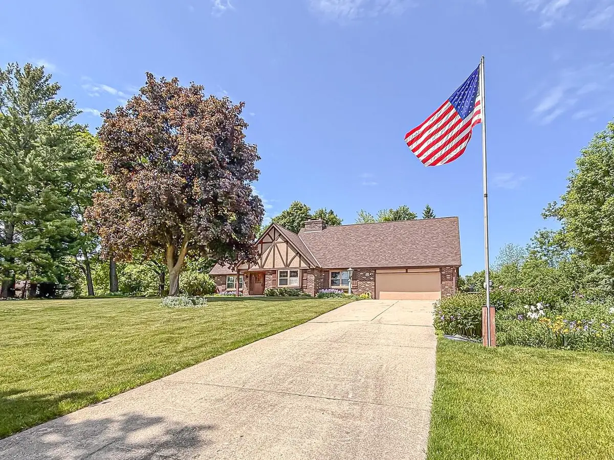 W274N4237 Clara COURT, Pewaukee, WI 53072 - #1