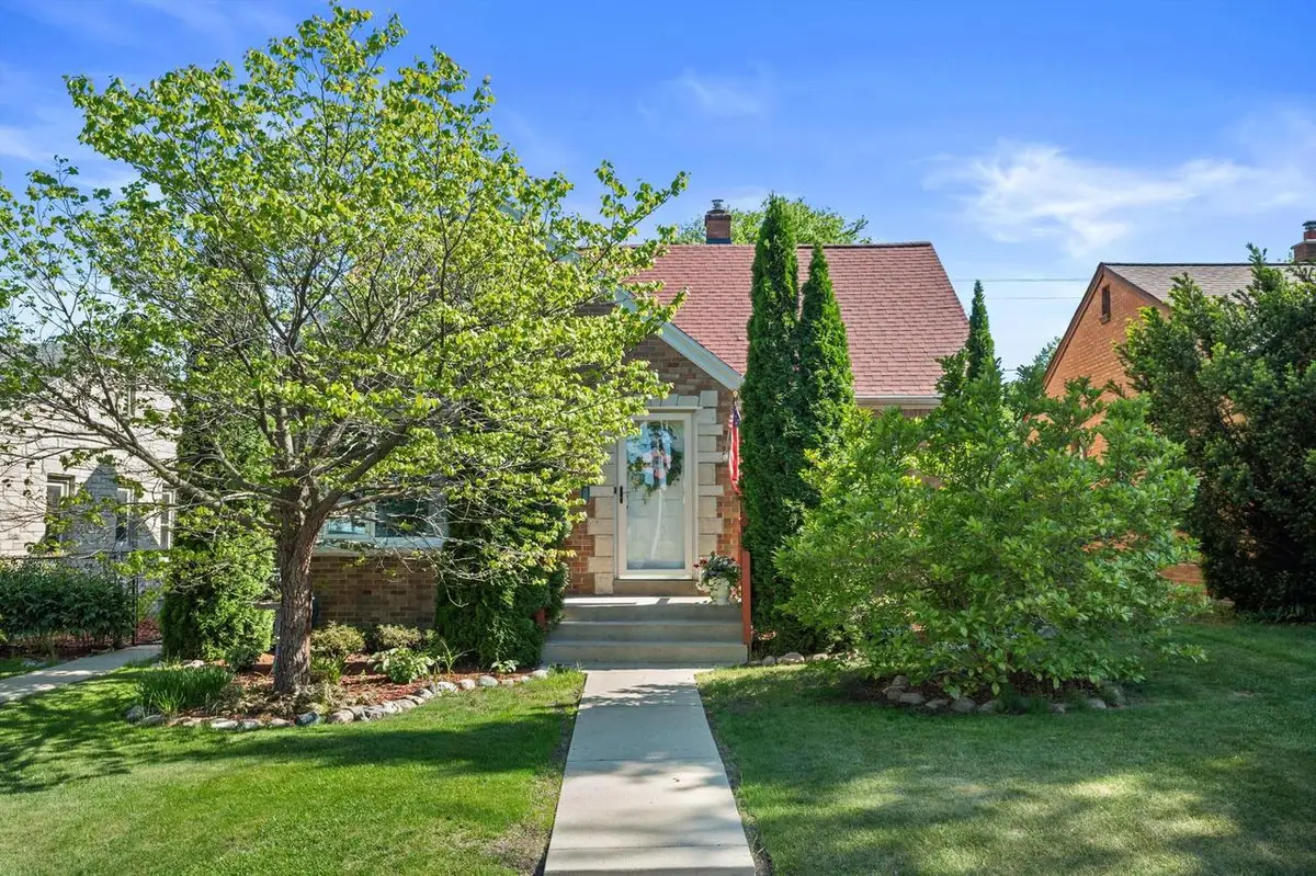 3321 W Oklahoma AVENUE SW, Milwaukee, WI 53215 - #1