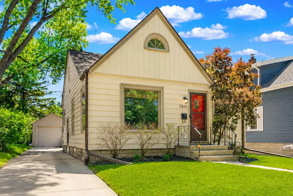 7841 W Lorraine PLACE, Milwaukee, WI 53222 - #1