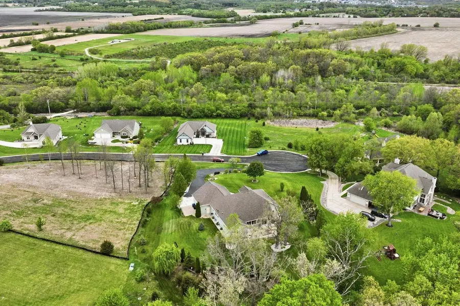 S30W27725 Creekside COURT, Waukesha, WI 53188 - #2
