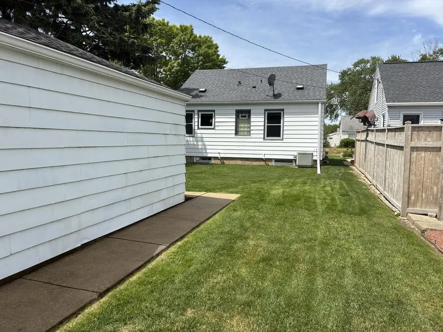 3906 S Kirkwood AVENUE, Saint Francis, WI 53235 - #3