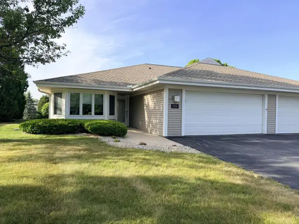 7224 W Mequon Square DRIVE #7224, Mequon, WI 53092