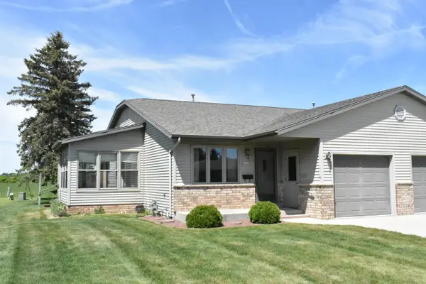 1424 Dutch COURT, Oostburg, WI 53070