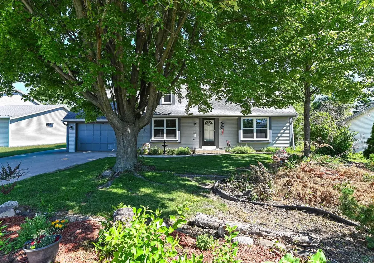 960 E Oakwood ROAD, Oak Creek, WI 53154 - #1