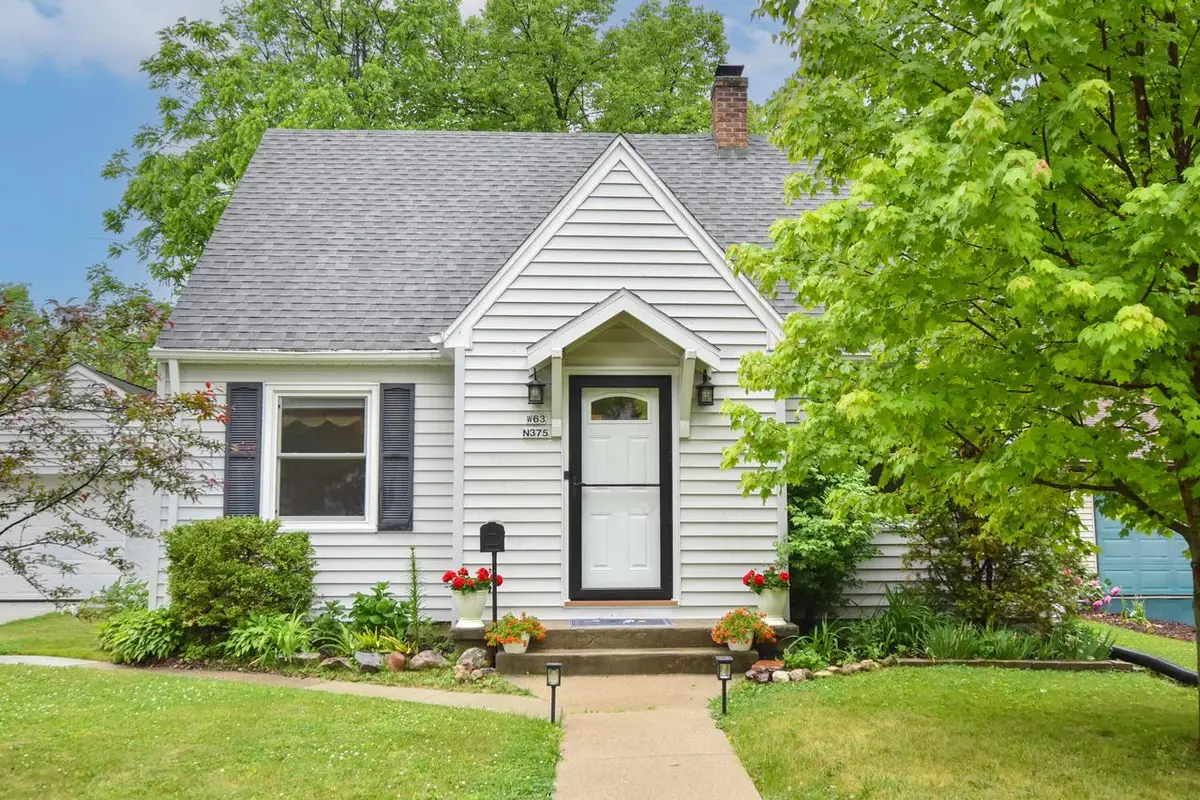 W63N375 Hillcrest AVENUE, Cedarburg, WI 53012 - #1
