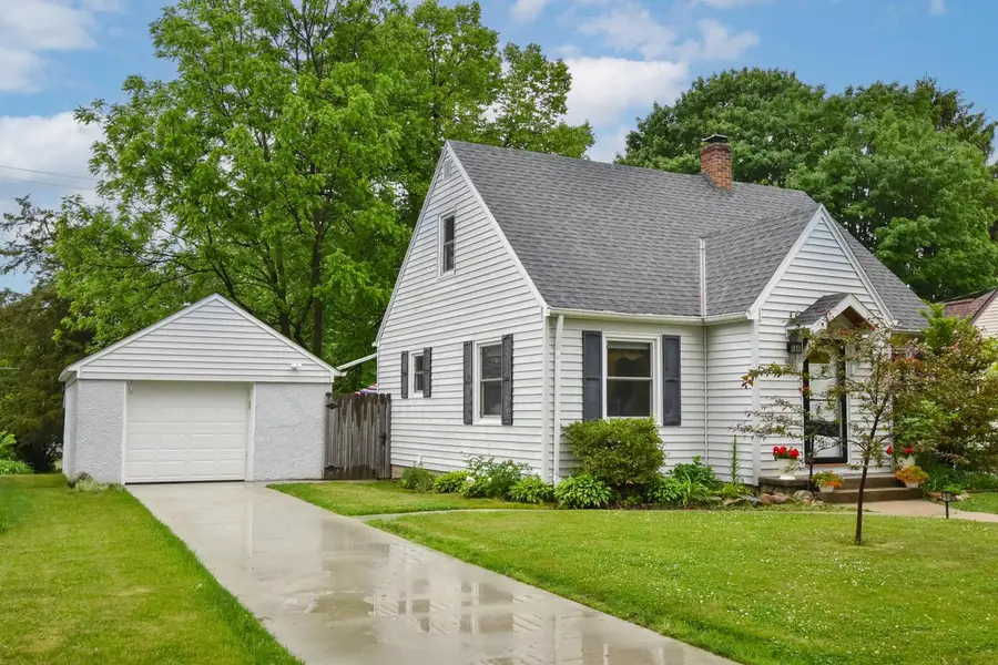 W63N375 Hillcrest AVENUE, Cedarburg, WI 53012 - #2