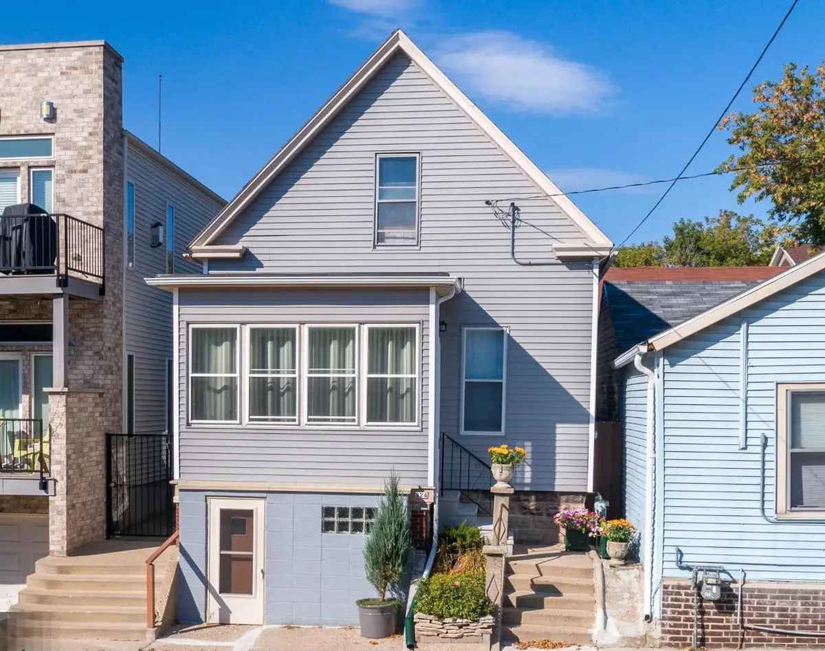 824 E Pearson STREET, Milwaukee, WI 53202 - #1