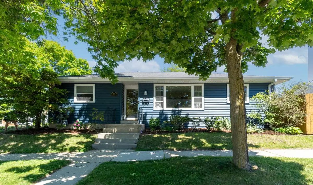 4554 S Vermont AVENUE, Saint Francis, WI 53235 - #1