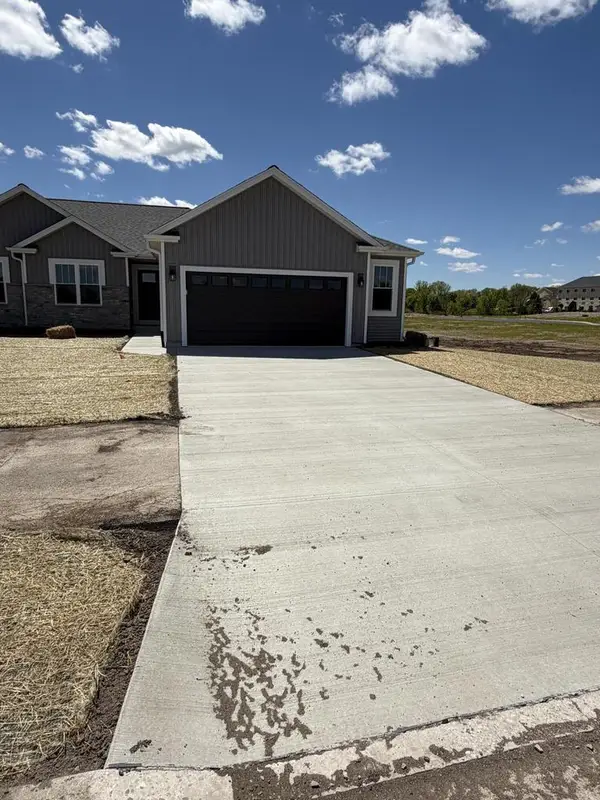 123 Resort DRIVE, Johnson Creek, WI 53038