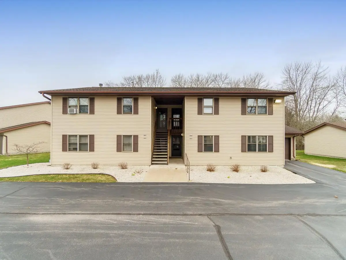 910 E Cedar AVENUE #403, Manitowoc, WI 54220 - #1
