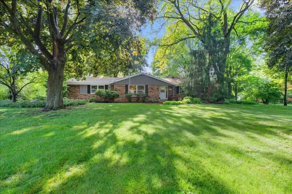W225N247 Lexington DRIVE, Waukesha, WI 53186