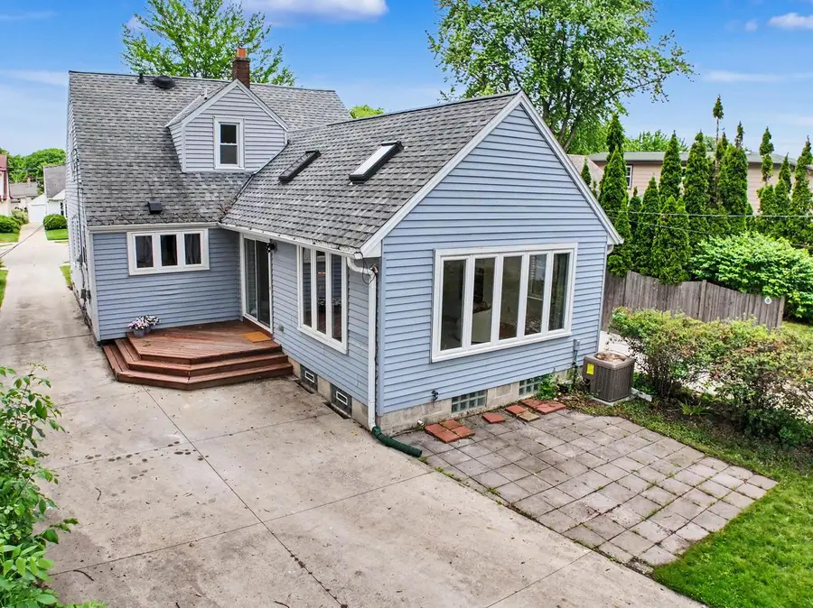 4762 N Elkhart AVENUE, Whitefish Bay, WI 53211 - #3