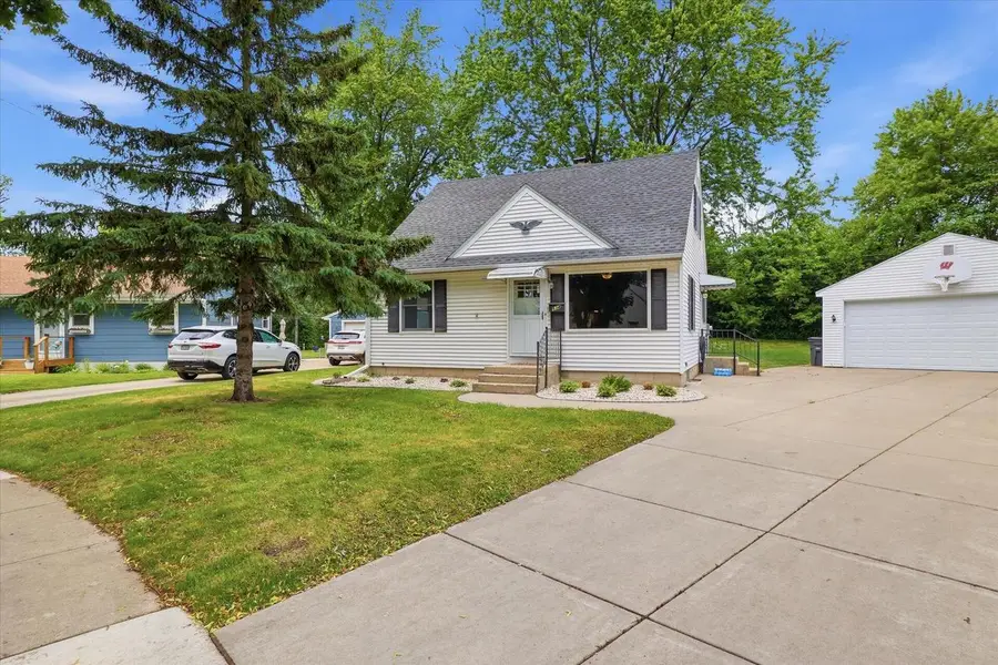 534 Peters DRIVE, Waukesha, WI 53188 - #2