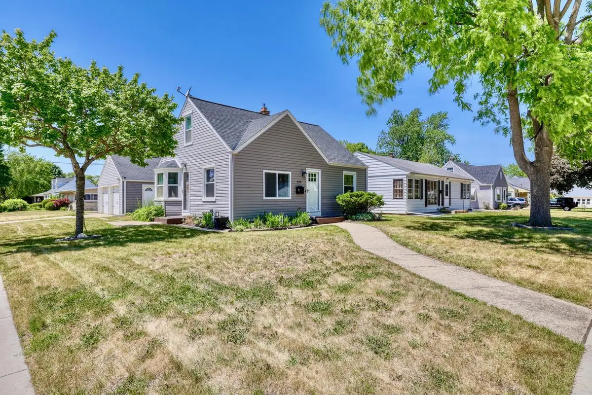 420 Scott AVENUE, Waukesha, WI 53186 - #1