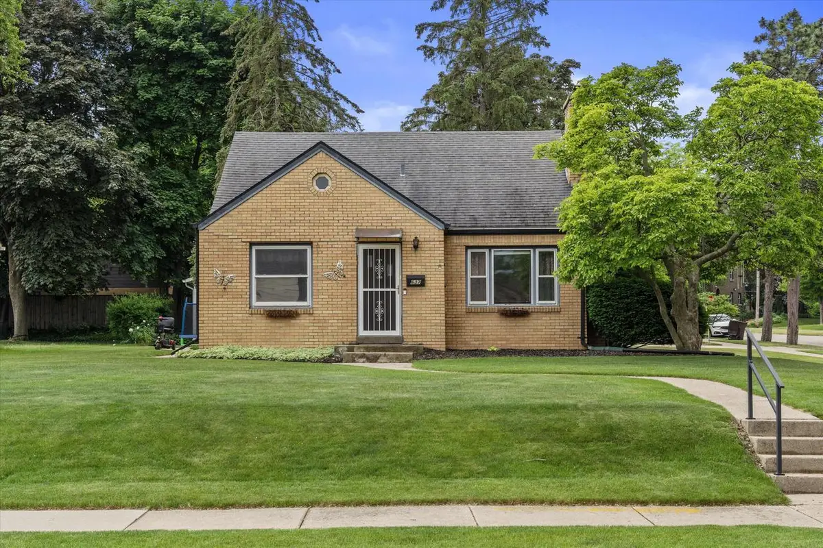 637 Oak STREET, South Milwaukee, WI 53172 - #1