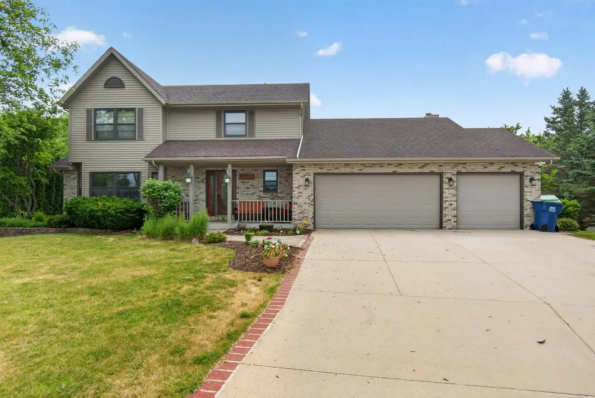 215 Quail CIRCLE, West Bend, WI 53090 - #1