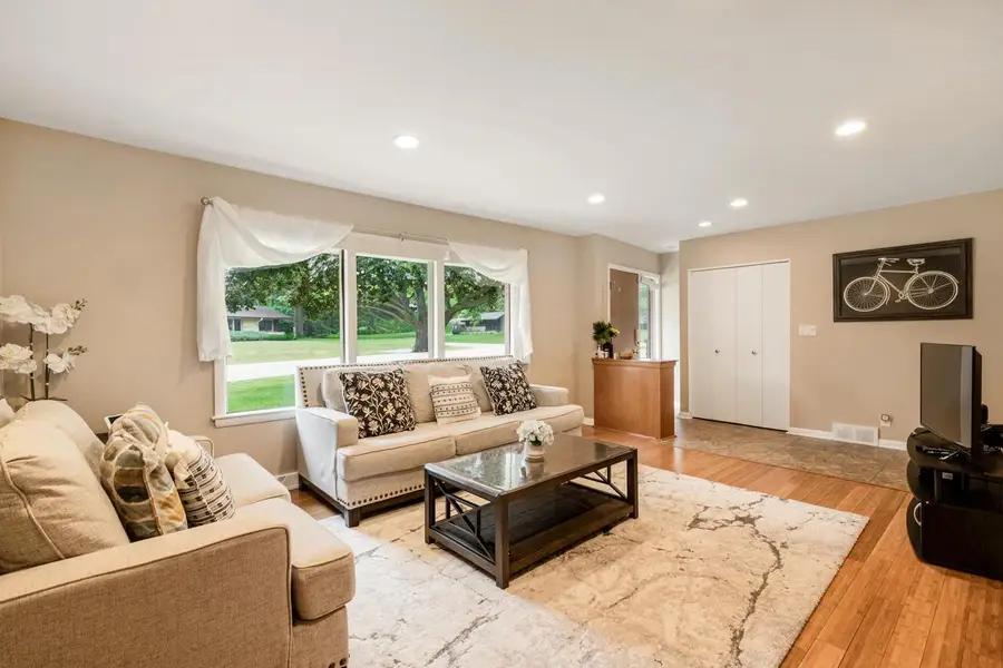 6901 N Crestwood DRIVE, Glendale, WI 53209 - #3