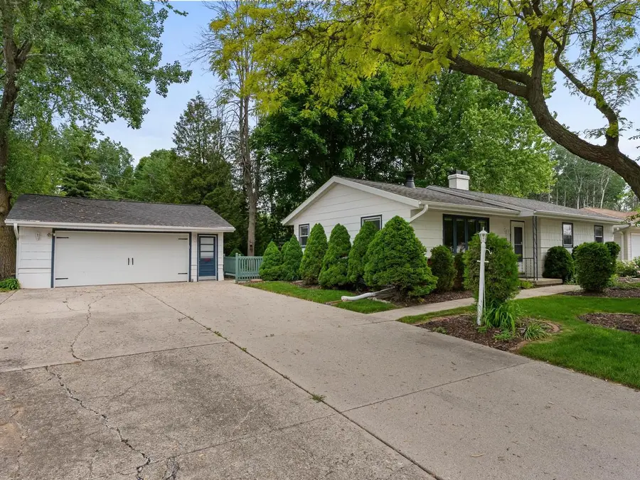 1441 Lee CIRCLE, Manitowoc, WI 54220 - #3