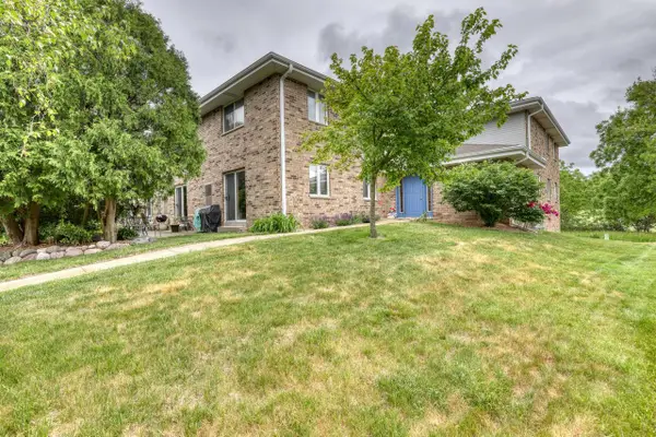 1360 Meadowcreek DRIVE #F, Pewaukee, WI 53072