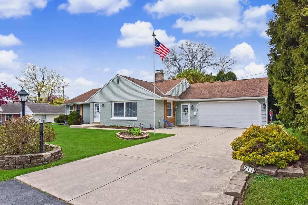211 E Alta Loma CIRCLE, Thiensville, WI 53092 - #1