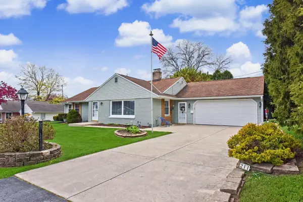 211 E Alta Loma CIRCLE, Thiensville, WI 53092